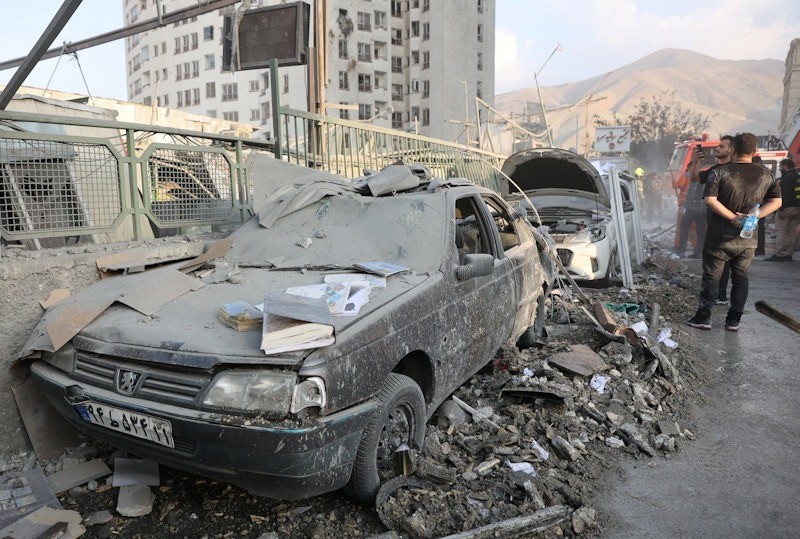 Một số chiếc xe bị hư hỏng ở Tehran, Iran, ngày 13/6/2025. Ảnh West Asia News Agency.