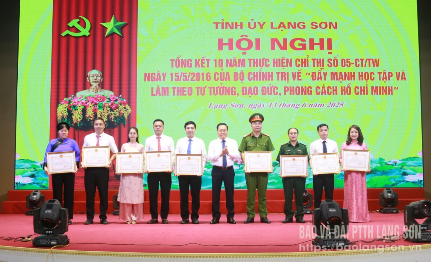 Đồng chí Hồ Tiến Thiệu, Phó Bí thư Tỉnh ủy, Chủ tịch UBND tỉnh trao bằng khen cho đại diện các tập thể