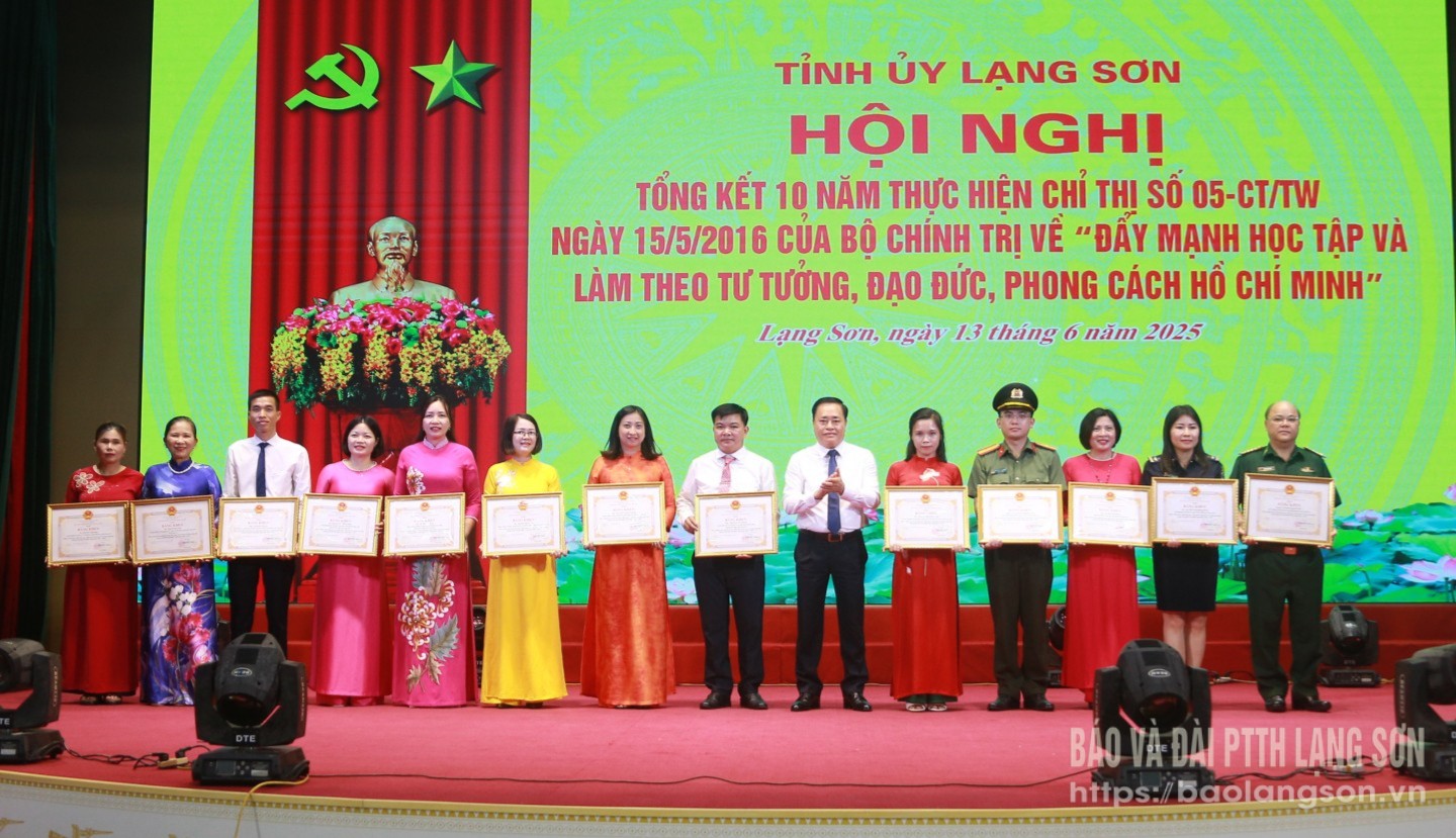 Đồng chí Hồ Tiến Thiệu, Phó Bí thư Tỉnh ủy, Chủ tịch UBND tỉnh trao bằng khen cho các cá nhân