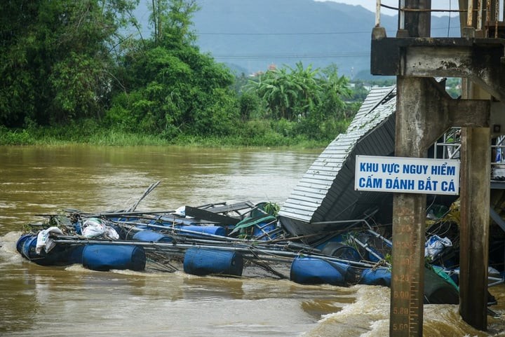 Tình trạng này không chỉ cản trở dòng chảy mà còn đe dọa đến an toàn kết cấu công trình thủy lợi An Trạch. (Ảnh: Đ.G)