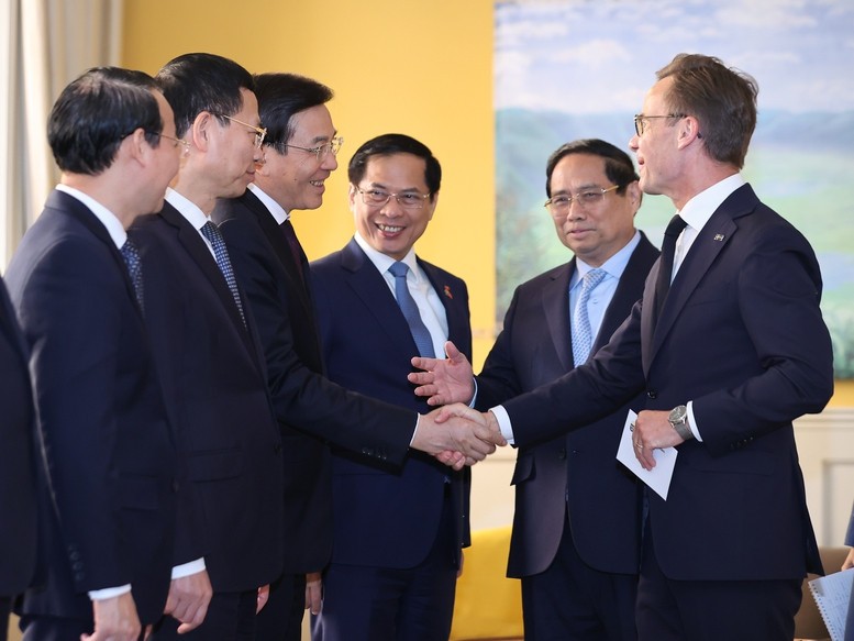 Thủ tướng Phạm Minh Chính giới thiệu Đoàn đại biểu cấp cao Việt Nam - Ảnh: VGP/Nhật Bắc