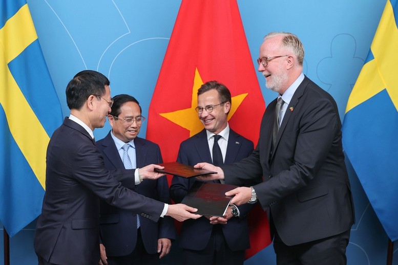 Hai Thủ tướng chứng kiến lễ trao thỏa thuận Đối tác chiến lược ngành về hợp tác khoa học, công nghệ, đổi mới sáng tạo và chuyển đổi số giữa Bộ Khoa học và Công nghệ Việt nam và Bộ Ngoại giao Thuỵ Điển - Ảnh: VGP/Nhật Bắc