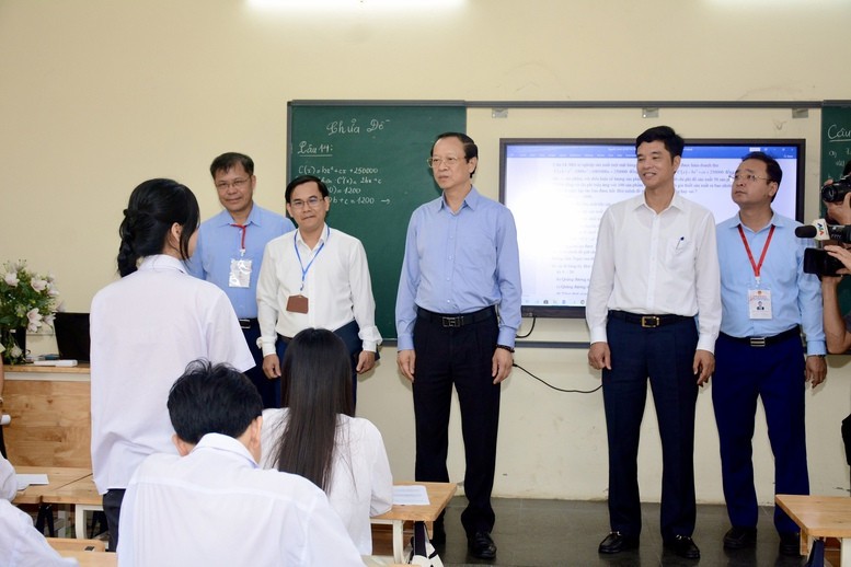 Thứ trưởng Phạm Ngọc Thưởng động viên các cháu học sinh ôn tập thật tốt - Ảnh: VGP/Nguyễn Mạnh