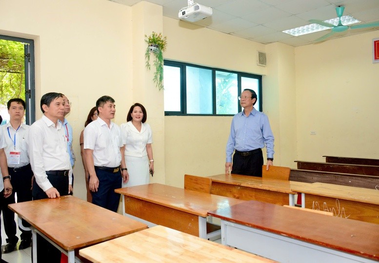 Thứ trưởng Thường trực Phạm Ngọc Thưởng kiểm tra điểm thi Trường THPT chuyên Biên Hòa, Hà Nam - Ảnh: VGP/Nguyễn Mạnh