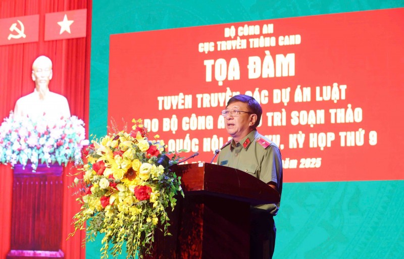 Thiếu tướng Đỗ Triệu Phong phát biểu khai mạc tọa đàm.