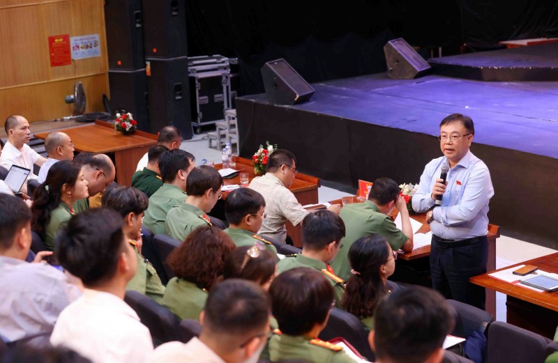 Đồng chí Nguyễn Công Long phát biểu tại buổi tọa đàm.