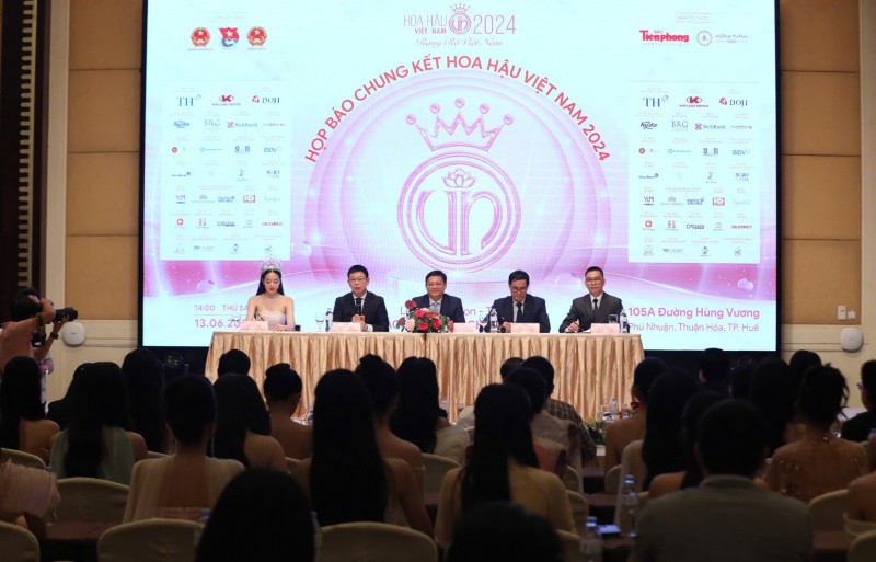 Ban tổ chức cuộc thi Hoa hậu Việt Nam năm 2024 trả lời thông tin báo chí tại buổi họp báo.