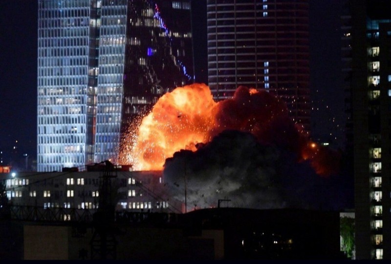 Vụ nổ ở Tel Aviv khi Iran tấn công trả đũa Israel. Ảnh: Times of Israel