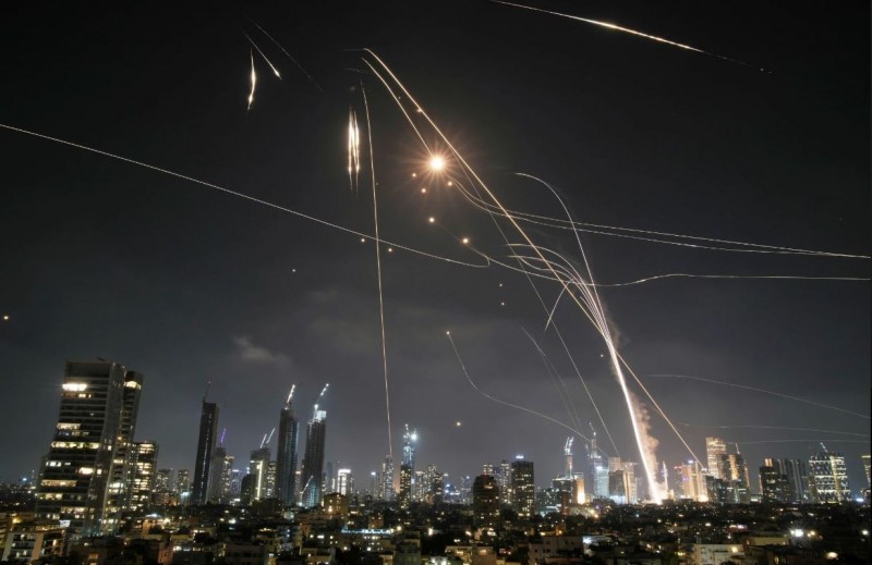 Vệt sáng tên lửa phòng không của Israel trên bầu trời Tel Aviv rạng sáng 14/6. Ảnh: GettyImages