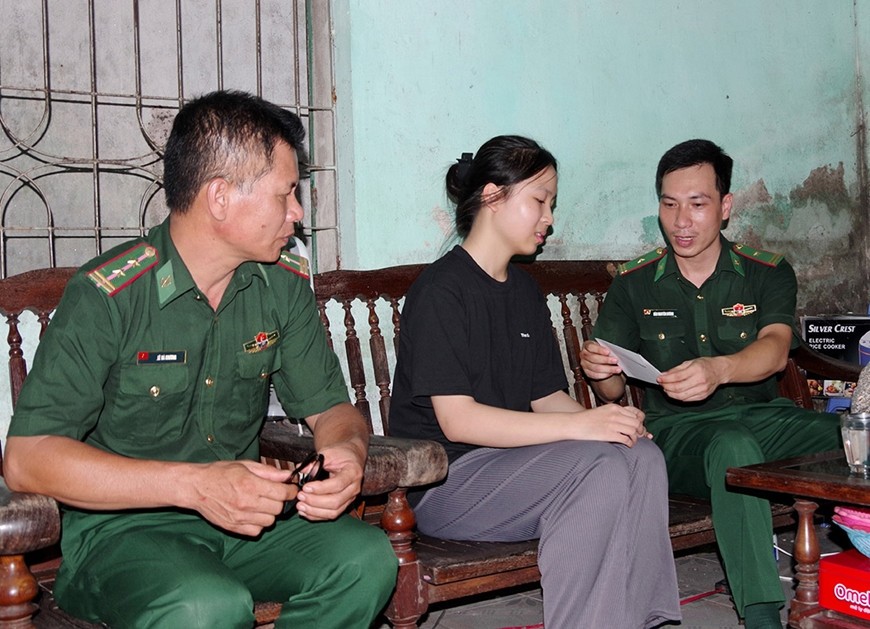 Đồn Biên phòng Đồ Sơn tặng quà học sinh trên địa bàn phường Ngọc Xuyên, quận Đồ Sơn. Ảnh: NGUYỄN KHÁNH