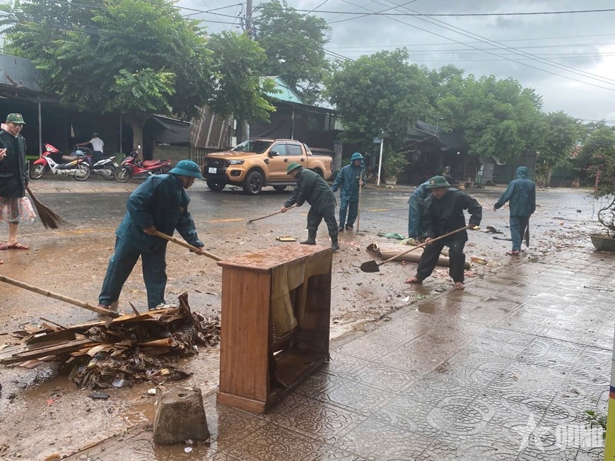 Lực lượng vũ trang huyện Hướng Hóa giúp nhân dân thị trấn Lao Bảo khắc phục hậu quả mưa lũ.