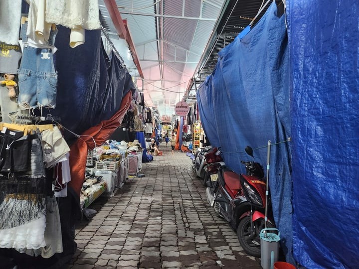 Các tiểu thương ở chợ Đọ buôn bán trong tình trạng lo lắng và mong muốn nhận được sự hỗ trợ, hướng dẫn cụ thể của các ngành chức năng.