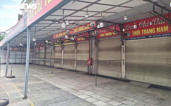 Các ki-ốt ở chợ Giầu đóng cửa hàng loạt sau khi có thông tin kiểm tra về nguồn gốc hàng hóa và truy thu thuế.