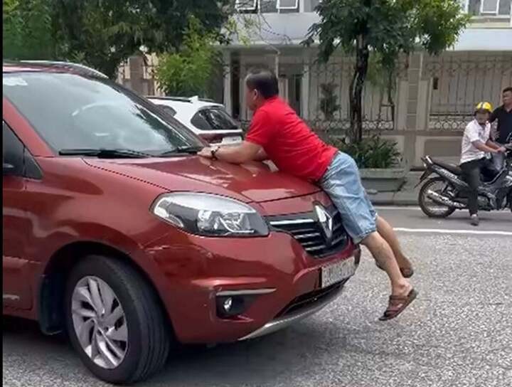 Người đàn ông bám capo bị đẩy đi hơn 100 m sau va chạm giao thông.