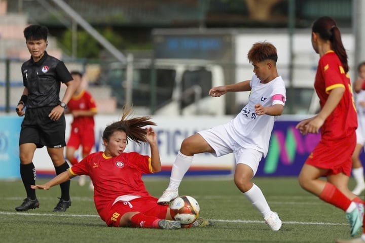 U16 nữ Hà Nội (áo trắng) giành chiến thắng.