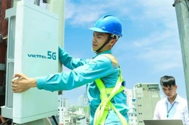 A 5G signal booster gets installed by military telecommunications group Viettel in Hanoi. (Photo: vnreview.vn)