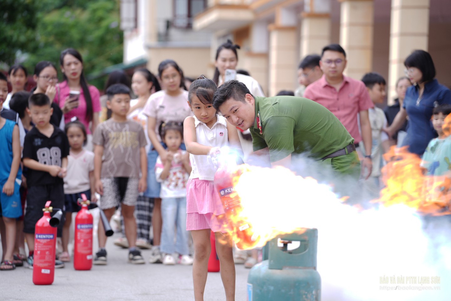 Các em được thực hành kỹ năng dập tắt cháy bình ga bằng bình chữa cháy