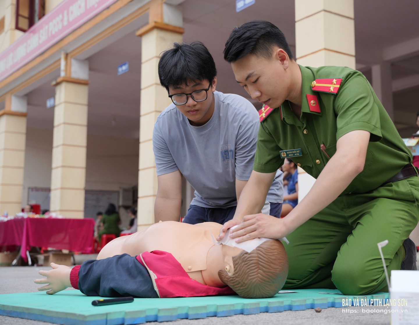 Các em được các chiến sĩ cảnh sát hướng dẫn kỹ năng sơ cứu ban đầu
