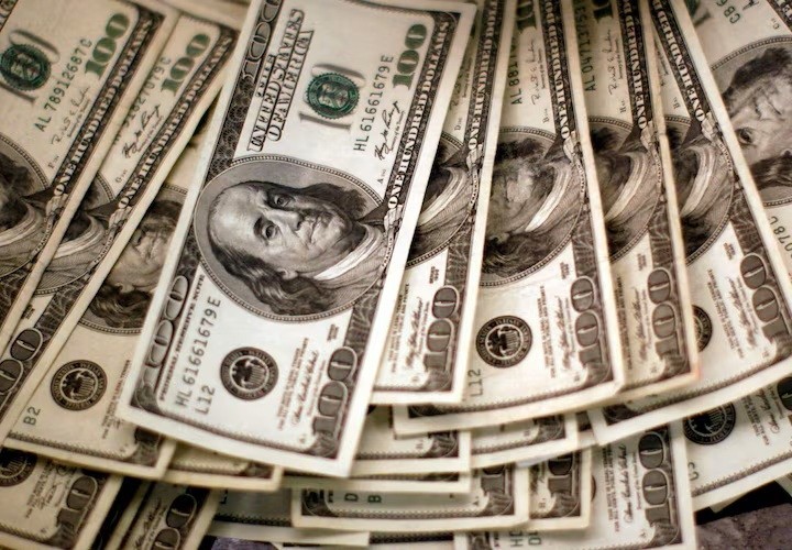 Đồng USD ghi nhận mức giảm mạnh hàng tuần. Ảnh: Reuters