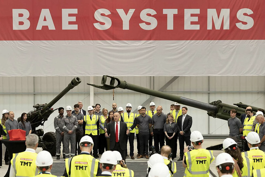 Bộ trưởng Quốc phòng Anh John Healey phát biểu tại lễ khánh thành nhà máy của Tập đoàn BAE Systems ở thành phố Sheffield. Ảnh: Bộ Quốc phòng Anh