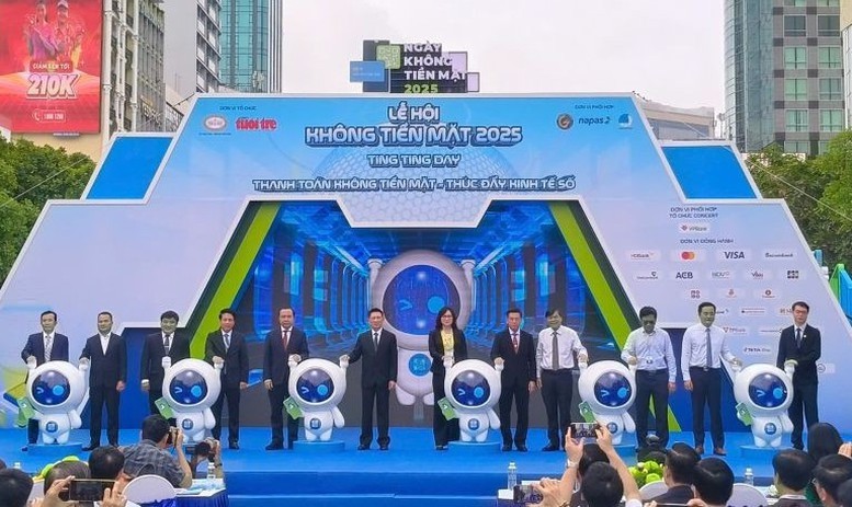 Phó Thủ tướng cùng các đại biểu thực hiện nghi thức khai trương Lễ hội Không tiền mặt - Ting Ting Day 2025.