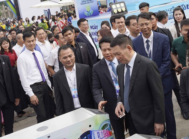 Phó Thủ tướng tham quan các gian trưng bày sản phẩm và trải nghiệm các dịch vụ số tại Lễ hội Không tiền mặt - Ting Ting Day 2025.