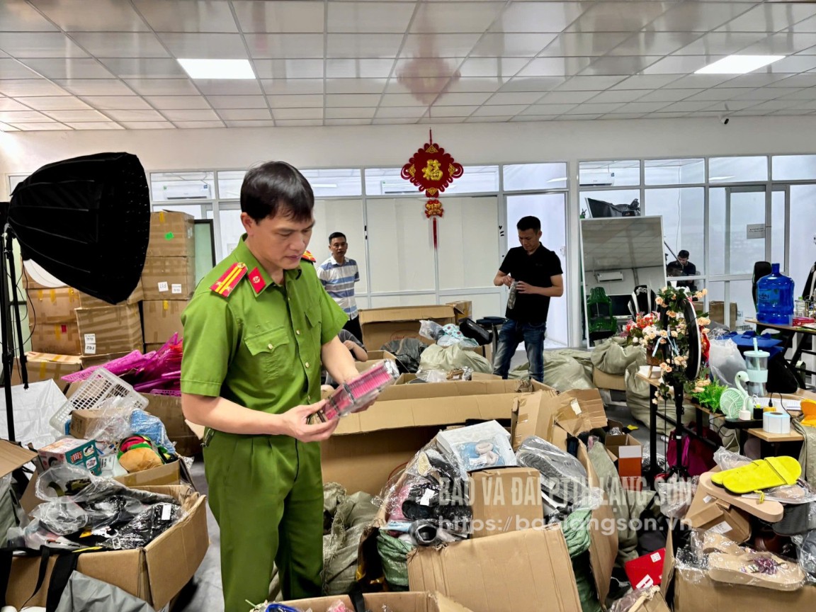 anh,2,can,bo,phong,canh,sat,kinh,te,cong,an,tinh,lang,son,kiem,tra,hang,hoa,tai,kho,hang,15512315.jpg