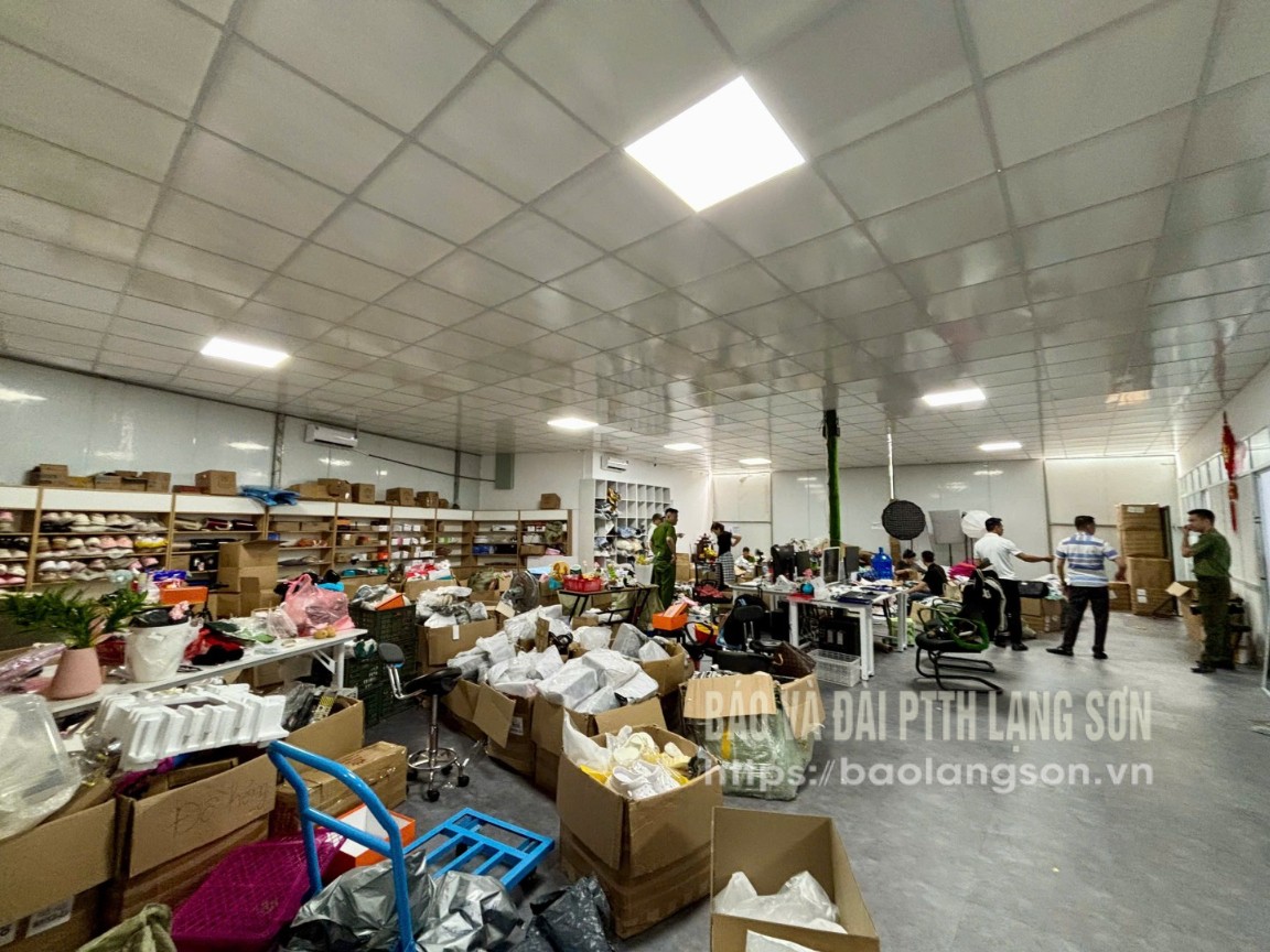 Toàn cảnh kho hàng chứa số lượng lớn hàng hoá không rõ nguồn gốc xuất xứ