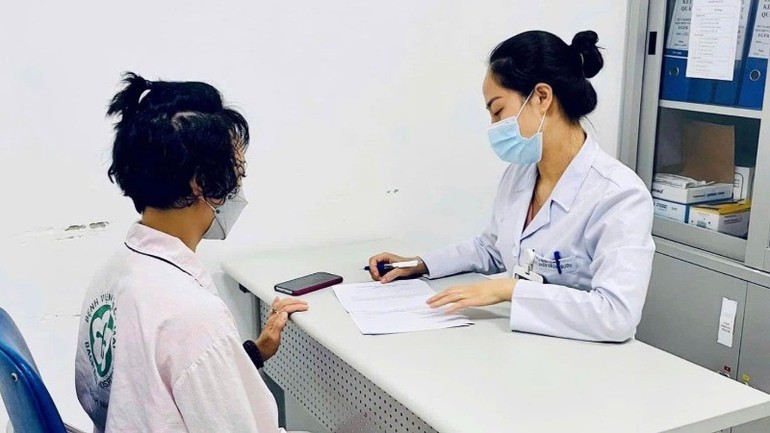 Khám, tư vấn cho người bệnh tại Trung tâm Y học hạt nhân và Ung bướu (Bệnh viện Bạch Mai).
