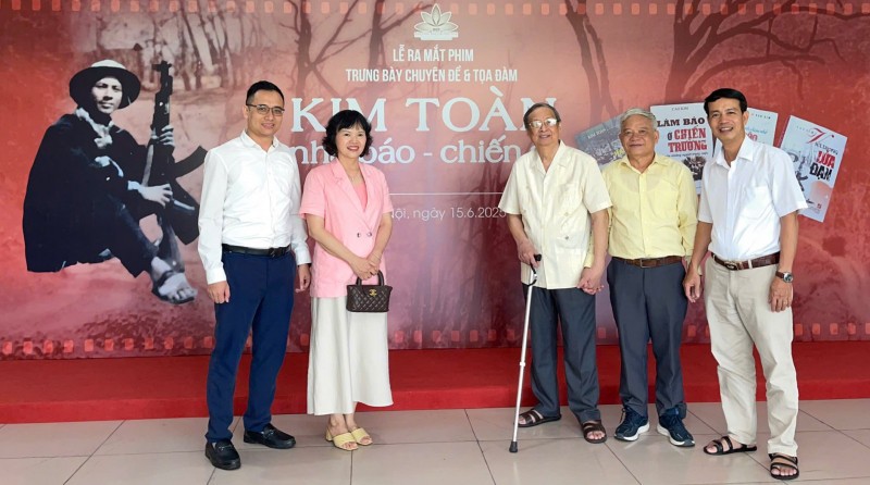 Một số thành viên trong ê kíp làm phim và nhà báo Kim Toàn trong buổi ra mắt phim.