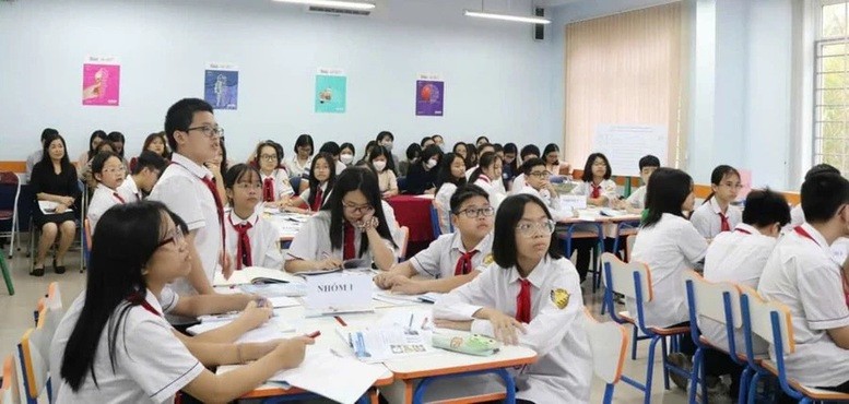 Từ năm học 2025–2026, các trường tiếp tục sử dụng sách giáo khoa hiện hành, đồng thời chủ động cập nhật nội dung theo mô hình chính quyền hai cấp mới.