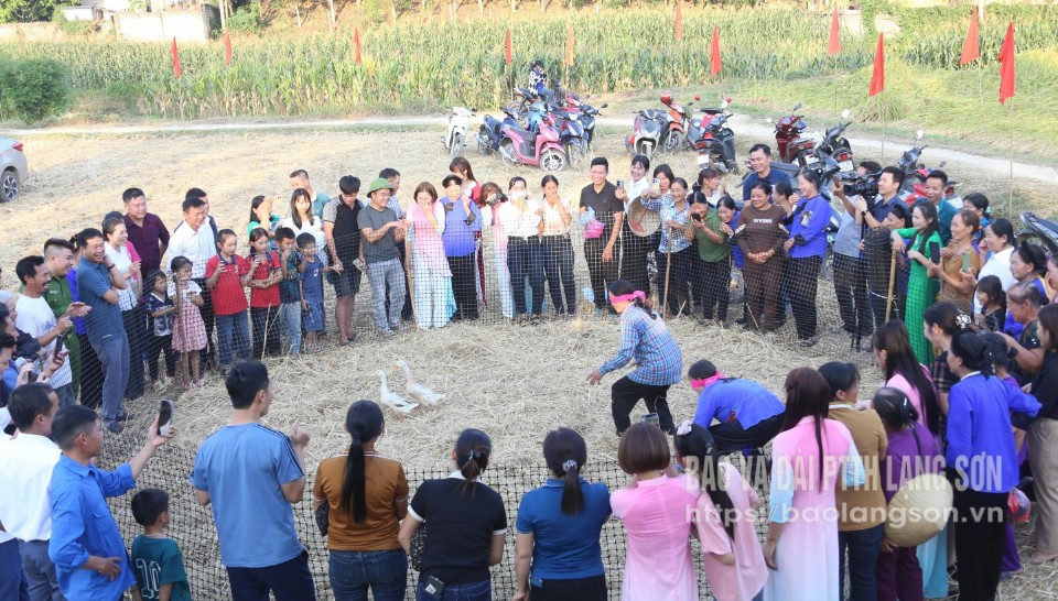 Người dân thôn Đồng Liên, xã Hoà Sơn, huyện Hữu Lũng tham gia trò chơi tại ngày hội đại đoàn kết năm 2024