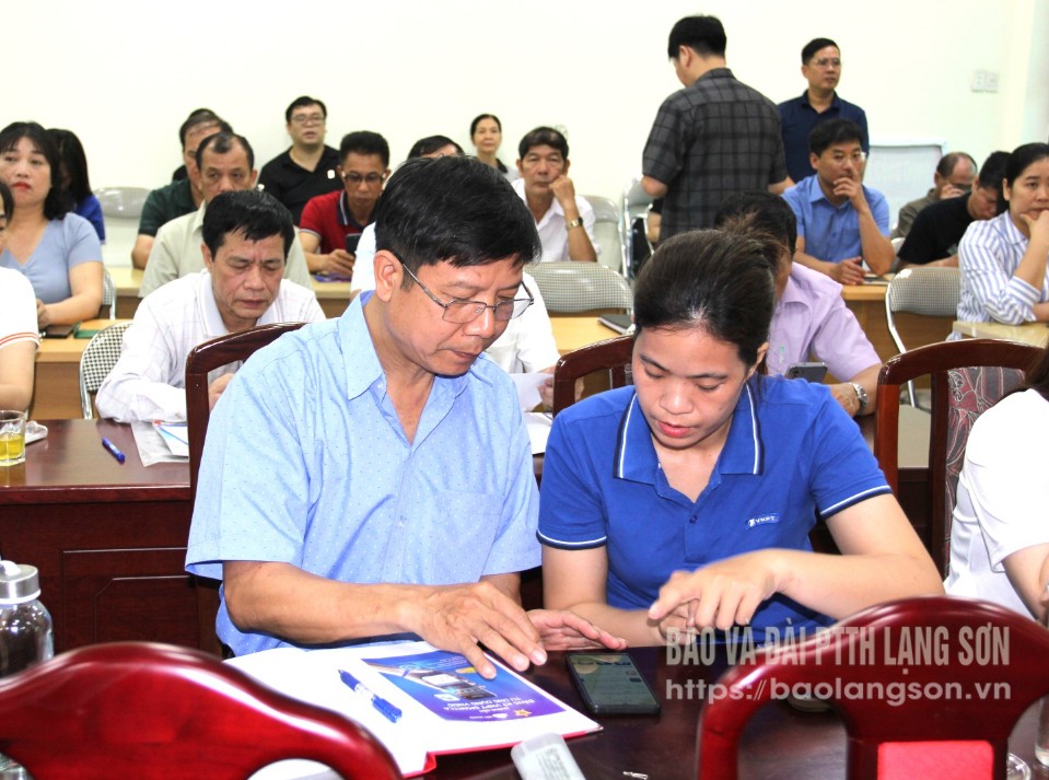 Thành viên tổ công nghệ số cộng đồng thị trấn Cao Lộc, huyện Cao Lộc được hướng dẫn sử dụng chữ ký số