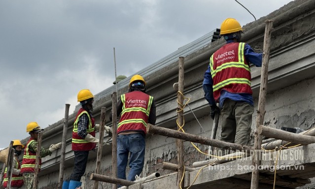 Nhà thầu gấp rút hoàn thiện hạng mục ki-ốt của Dự án Chợ Chi Lăng