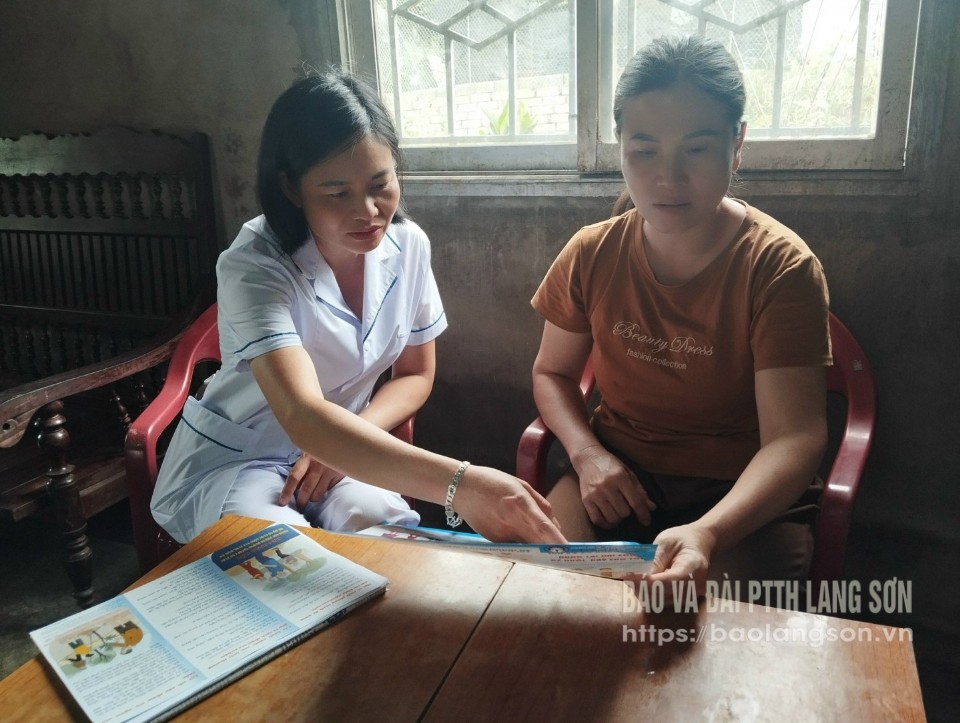 Cán bộ Trạm Y tế xã Hoàng Việt, huyện Văn Lãng tuyên truyền cho người dân các biện pháp phòng chống COVID-19