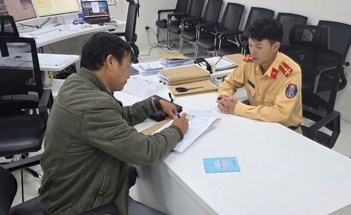 Tại Phòng CSGT Công an tỉnh Lâm Đồng, ông Nguyễn Tiến Thành đã trình bày lý do vượt đèn đỏ.