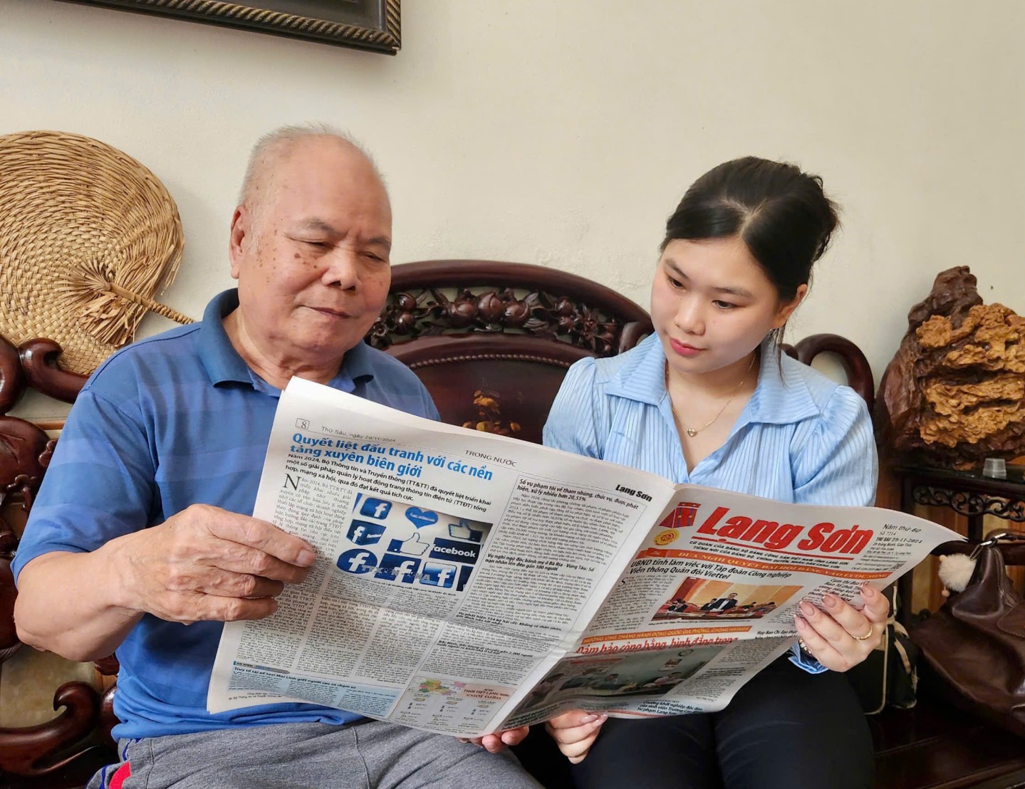 Nhà báo Hà Nghiên và phóng viên Báo và Đài Phát thanh - Truyền hình tỉnh xem các bài báo trên ấn phẩm báo in của Báo và Đài PTTH Lạng Sơn