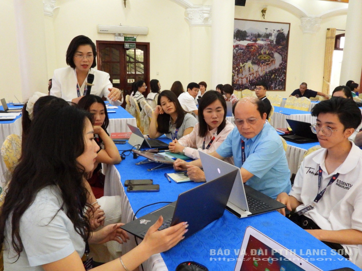 Các doanh nghiệp làm việc nhóm thực hành ứng dụng trí tuệ nhân tạo để thiết kế chương trình quảng bá sản phẩm
