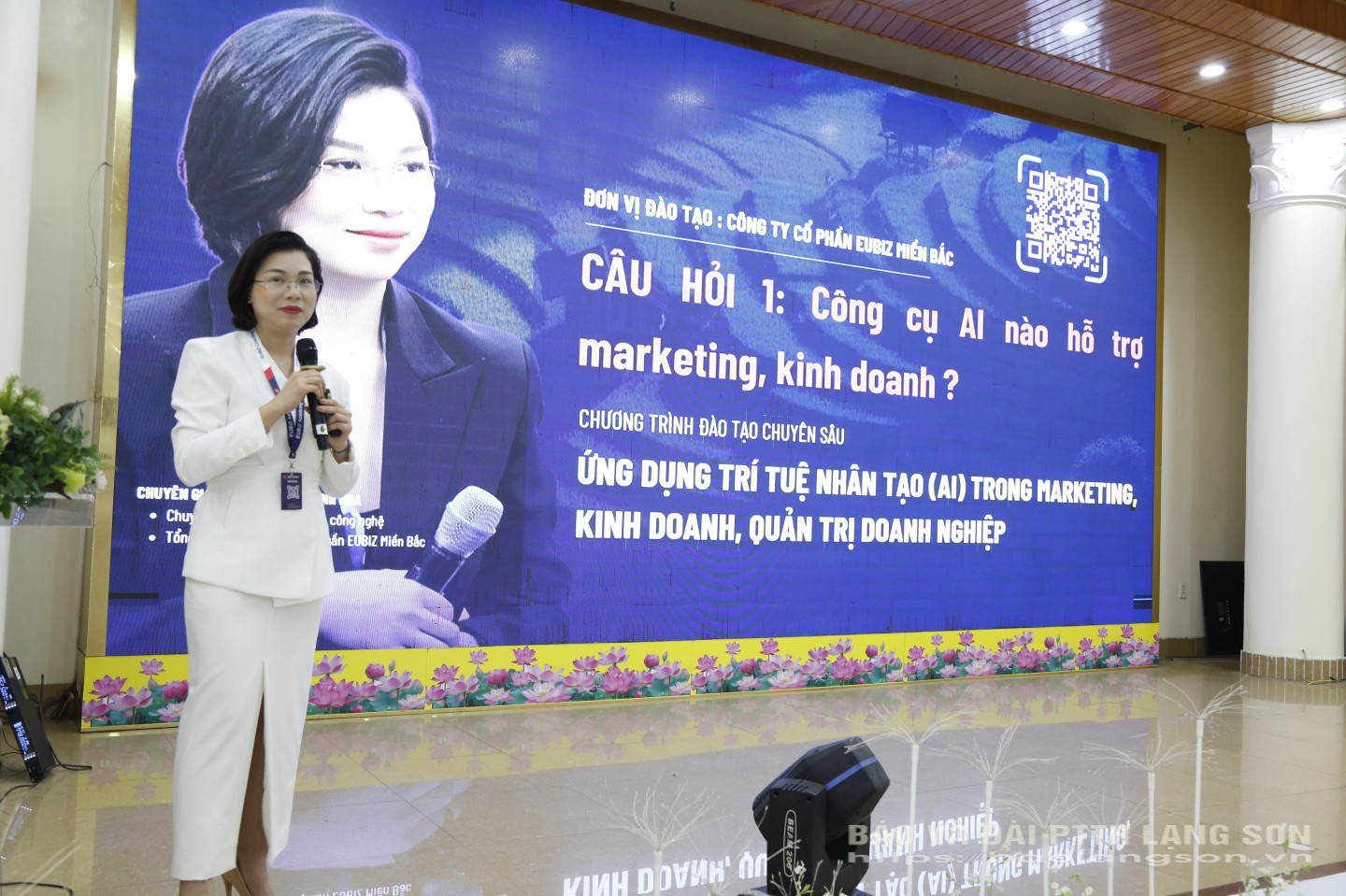 Giảng viên, chuyên gia trí tuệ nhân tạo truyền đạt kiến thức tại buổi tập huấn