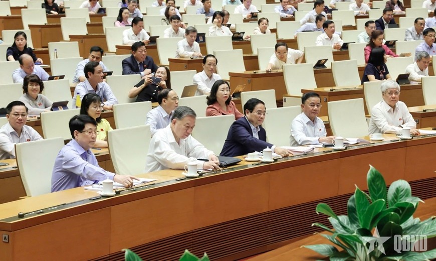 Tổng Bí thư Tô Lâm, Chủ tịch nước Lương Cường, Thủ tướng Phạm Minh Chính cùng các đại biểu Quốc hội bấm nút biểu quyết thông qua Nghị quyết sửa đổi, bổ sung một số điều của Hiến pháp năm 2013. Ảnh: TRỌNG HẢI