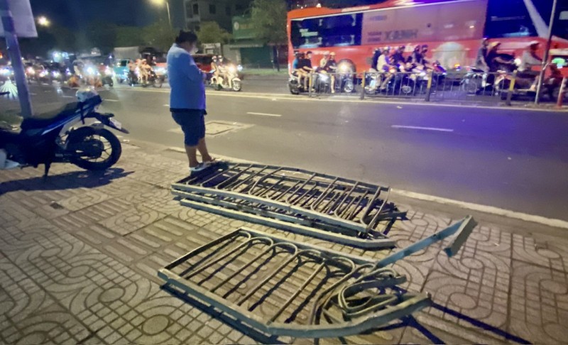 Một đoạn dải phân cách được di dời vào trong lề đường.