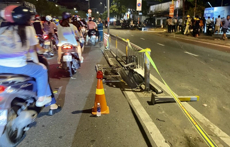 2 vị trí dải phân cách bị xe Jeep tông vào trước khi lao vào làn xe gắn máy.
