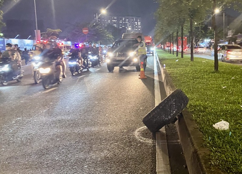 Bánh xe Jeep sau khi va chạm đã văng sát dải phân cách.