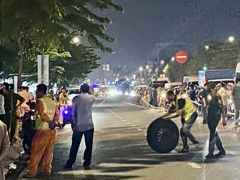 Các đơn vị chức năng thu dọn hiện trường.