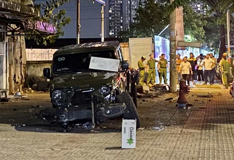 Những người sống gần hiện trường cho hay, trước khi gây tai nạn chiếc xe Jeep đã gầm rú và chạy với tốc độ cao nhiều vòng trên đường Kinh Dương Vương.