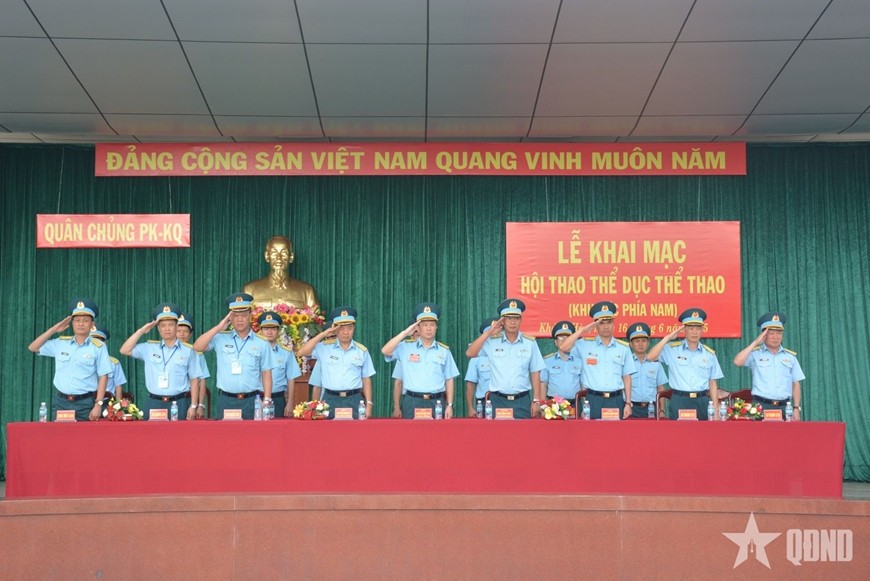 Các đại biểu dự lễ khai mạc.