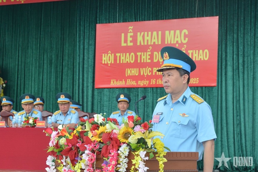 Đại tá Nguyễn Quốc Văn, Phó tham mưu trưởng Quân chủng Phòng không - Không quân phát biểu khai mạc.