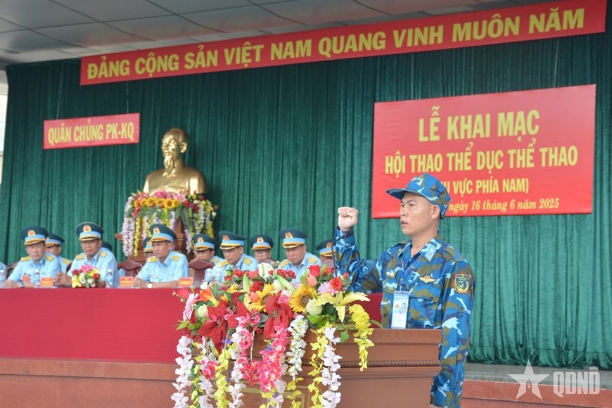 Đại úy Quách Gia Kiệt, vận động viên của Sư đoàn 377 tuyên thệ.