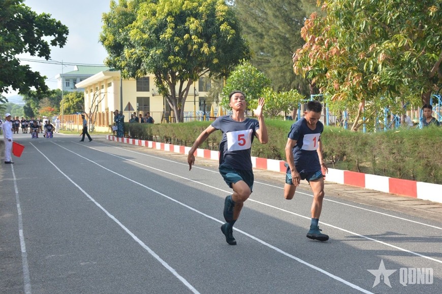 Các vận động viên thi chạy 100m nội dung chiến sĩ khỏe.