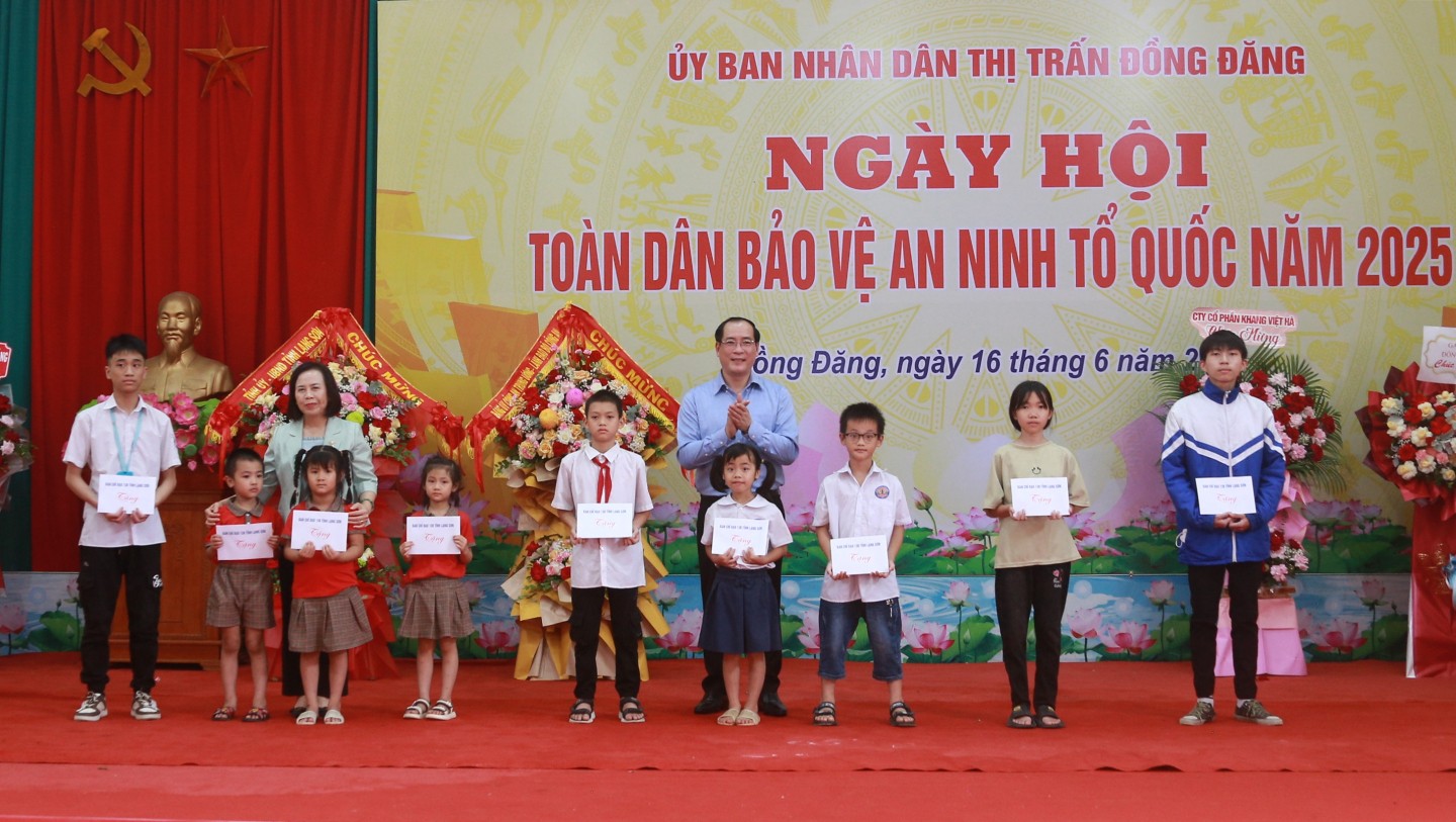 Các đồng chí lãnh đạo tỉnh trao quà cho các cháu học sinh hoàn cảnh khó khă